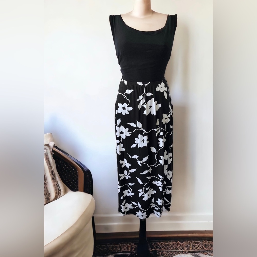 Jaclyn Smith • Black & White Floral Elastic Waist Maxi Skirt • Large